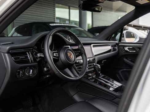 Certified 2025 Porsche Macan AWD/4WD image 4