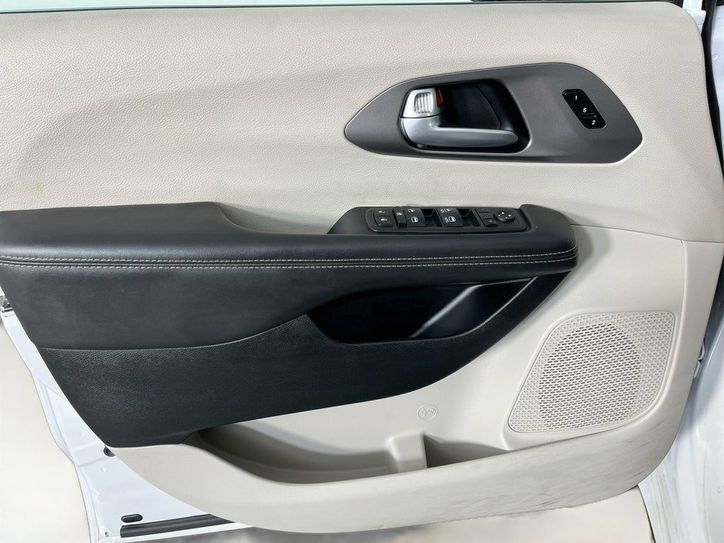 Used 2024 Chrysler Pacifica Touring-L FWD image 27