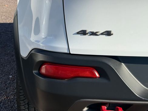 Used 2016 Jeep Cherokee Trailhawk w/ Comfort/Convenience Group image 15