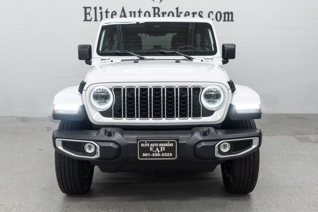 Used 2026 Jeep Wrangler Unlimited Sahara AWD/4WD image 3