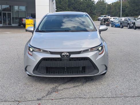 Used 2022 Toyota Corolla LE image 3