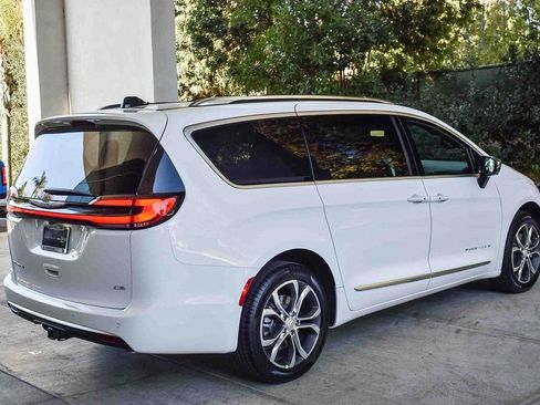 New 2026 Chrysler Pacifica Pinnacle w/ Trailer Tow Group AWD/4WD image 6