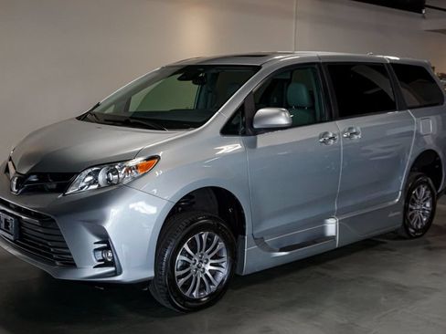 Used 2019 Toyota Sienna XLE Premium FWD image 6