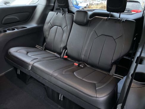 New 2026 Chrysler Pacifica Select image 8
