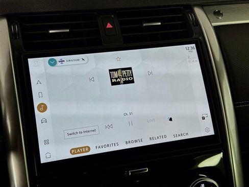 Used 2025 Land Rover Discovery Dynamic SE image 15