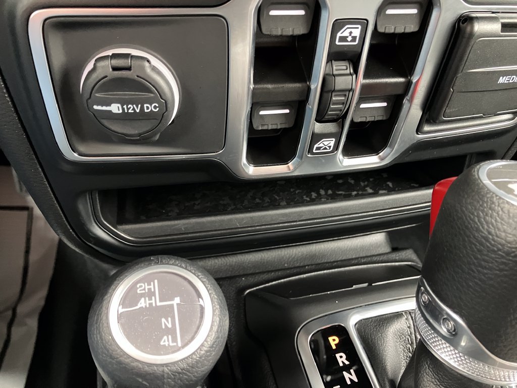 Used 2024 Jeep Wrangler Unlimited Sahara w/ Technology Group AWD/4WD image 12