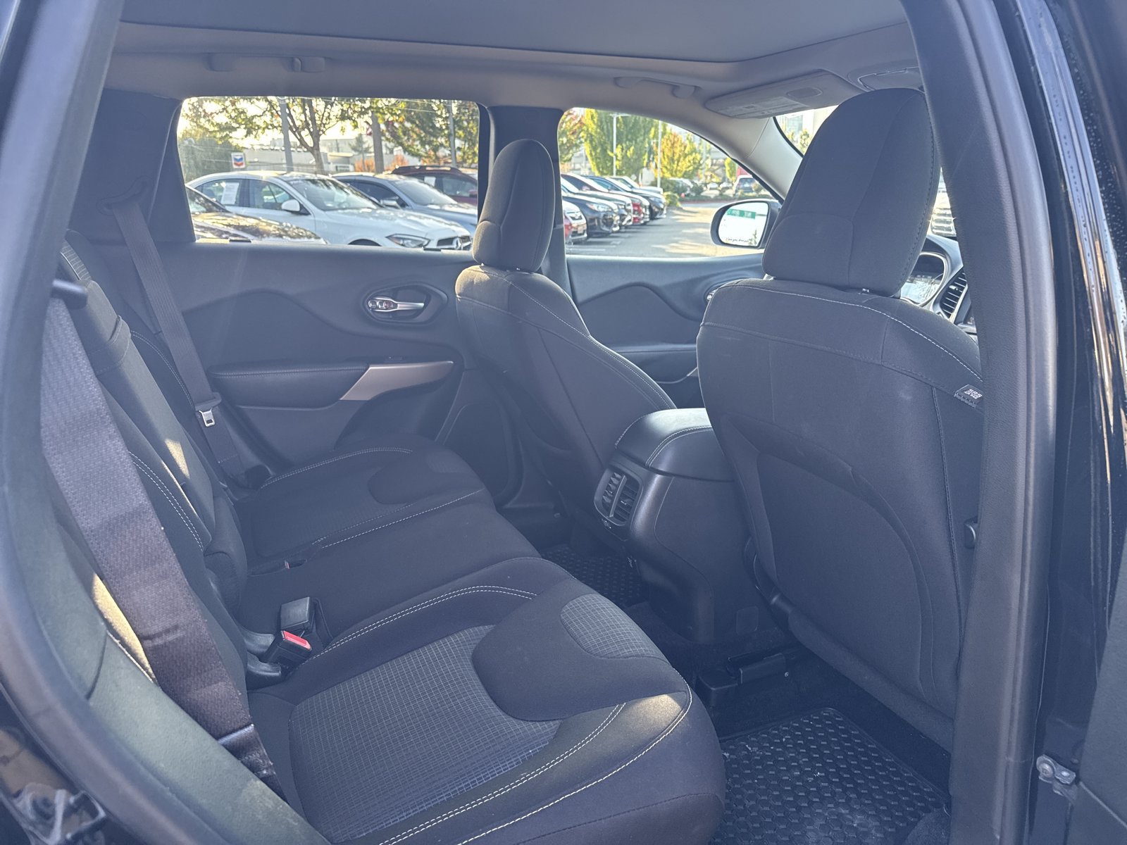 Used 2017 Jeep Cherokee Latitude w/ Comfort/Convenience Group AWD/4WD image 14
