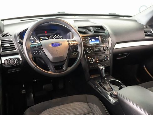 Used 2017 Ford Explorer XLT image 2