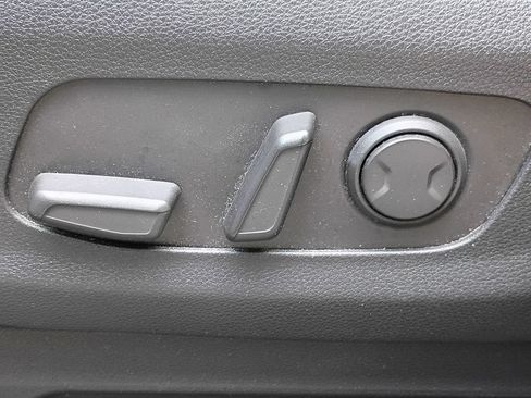 Used 2022 Kia Carnival LX FWD image 16