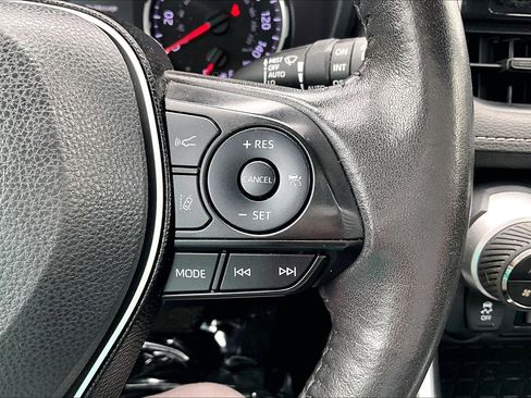 Used 2020 Toyota RAV4 XLE w/ Convenience Package image 18