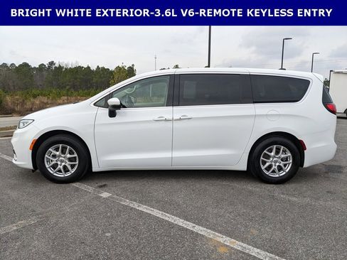 Certified 2023 Chrysler Pacifica Touring-L image 7