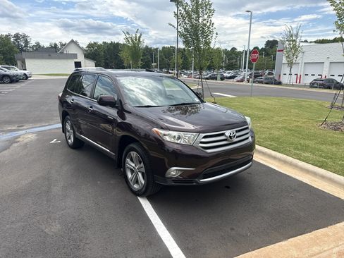 Used 2013 Toyota Highlander Limited AWD/4WD image 2