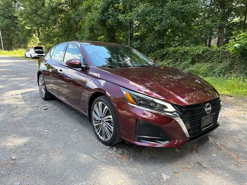Used 2024 Nissan Altima 2.5 SL AWD/4WD image 2