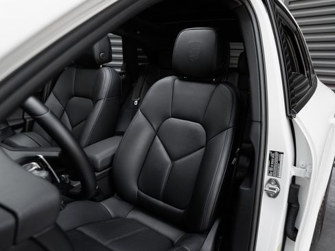 Certified 2026 Porsche Macan AWD/4WD image 5