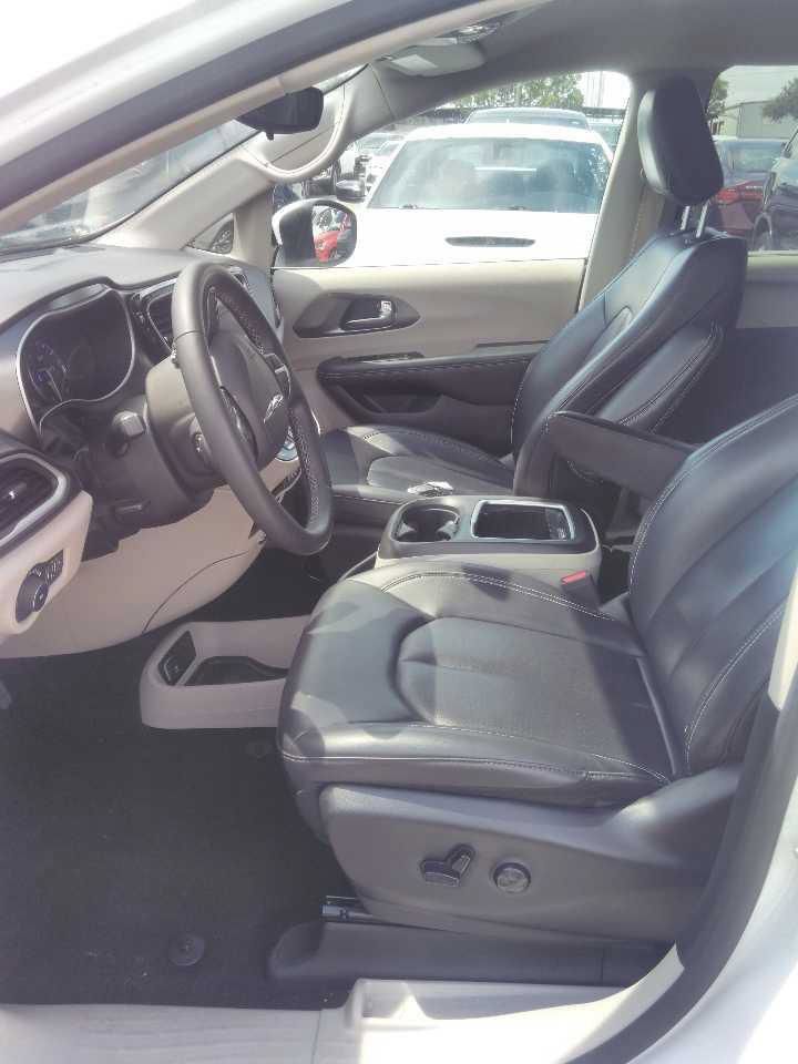 Used 2023 Chrysler Pacifica Touring-L FWD image 7
