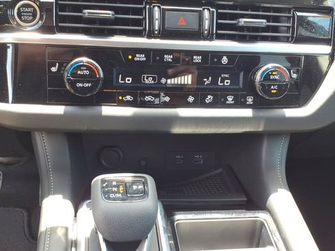 Used 2024 Nissan Pathfinder SL AWD/4WD image 21