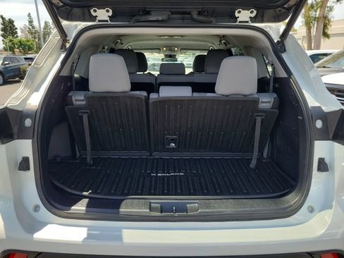 Used 2021 Toyota Highlander LE FWD image 21