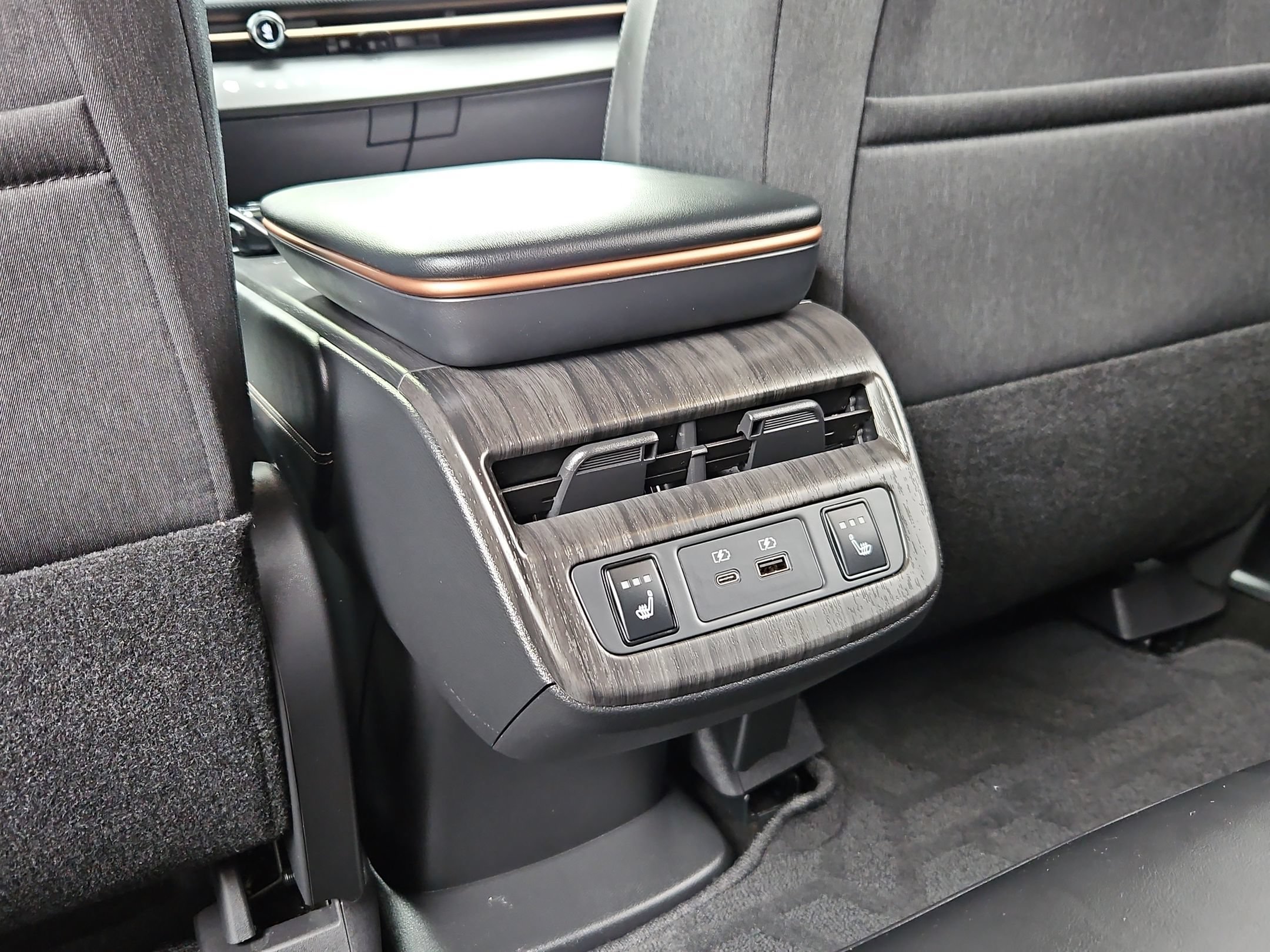 Used 2024 Nissan Ariya AWD image 23