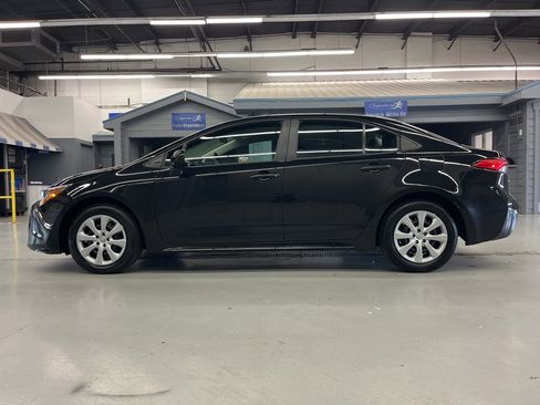 Used 2022 Toyota Corolla LE image 4