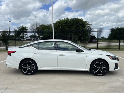 Used 2024 Nissan Altima 2.5 SR FWD image 3