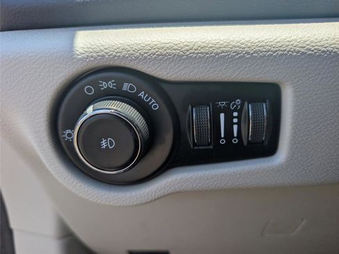Used 2023 Chrysler Pacifica Touring-L FWD image 26