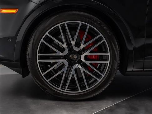 Used 2025 Porsche Cayenne Turbo AWD/4WD image 14