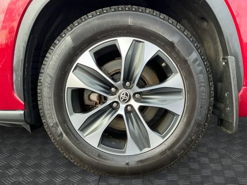 Used 2021 Toyota Highlander XLE image 10