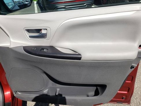 Used 2016 Toyota Sienna LE FWD image 19