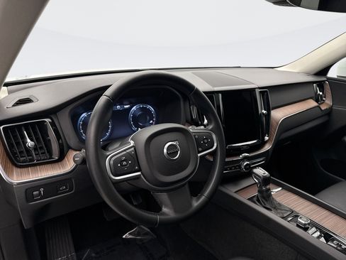 Used 2021 Volvo XC60 T5 Momentum image 10