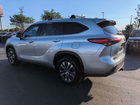 Used 2021 Toyota Highlander XLE AWD/4WD image 3