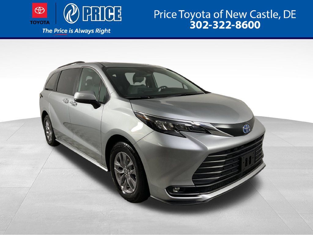 Used 2025 Toyota Sienna XLE FWD image 1