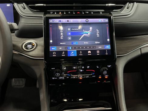Certified 2024 Jeep Grand Cherokee Limited w/ Luxury Tech Group II AWD/4WD image 25