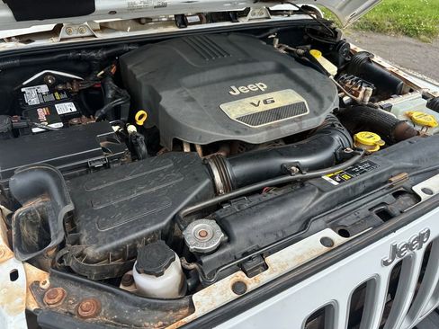 Used 2017 Jeep Wrangler Unlimited Sahara w/ Connectivity Group image 21