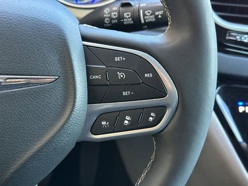 Used 2024 Chrysler Pacifica Touring-L FWD image 36