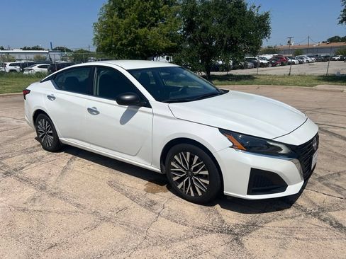 Used 2024 Nissan Altima 2.5 SV FWD image 18