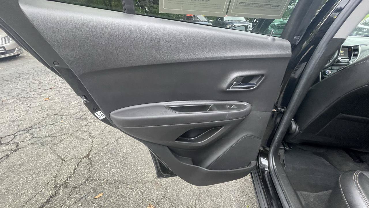 Used 2019 Chevrolet Trax LT w/ LT Convenience Package AWD/4WD image 19