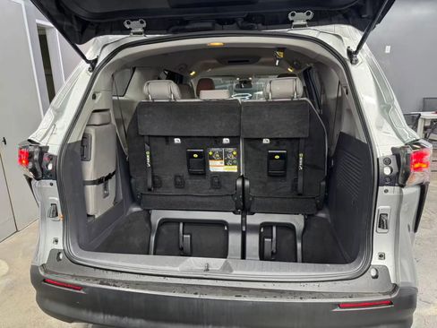 Used 2021 Toyota Sienna LE image 7