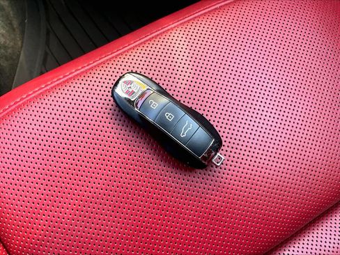 Used 2021 Porsche Macan Turbo image 30