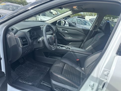 Used 2025 Nissan Rogue SV AWD/4WD image 14