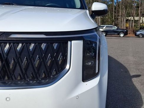 Used 2025 Kia Carnival image 4