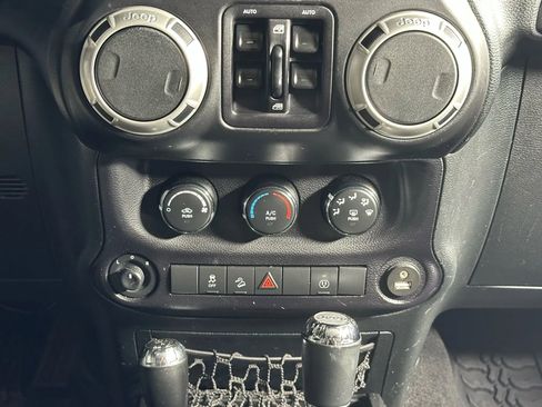 Used 2017 Jeep Wrangler Unlimited Rubicon w/ Connectivity Group image 24