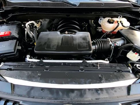 Used 2024 Chevrolet Suburban Z71 w/ Luxury Package image 32