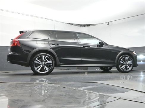 Certified 2024 Volvo V60 B5 Cross Country Plus image 37