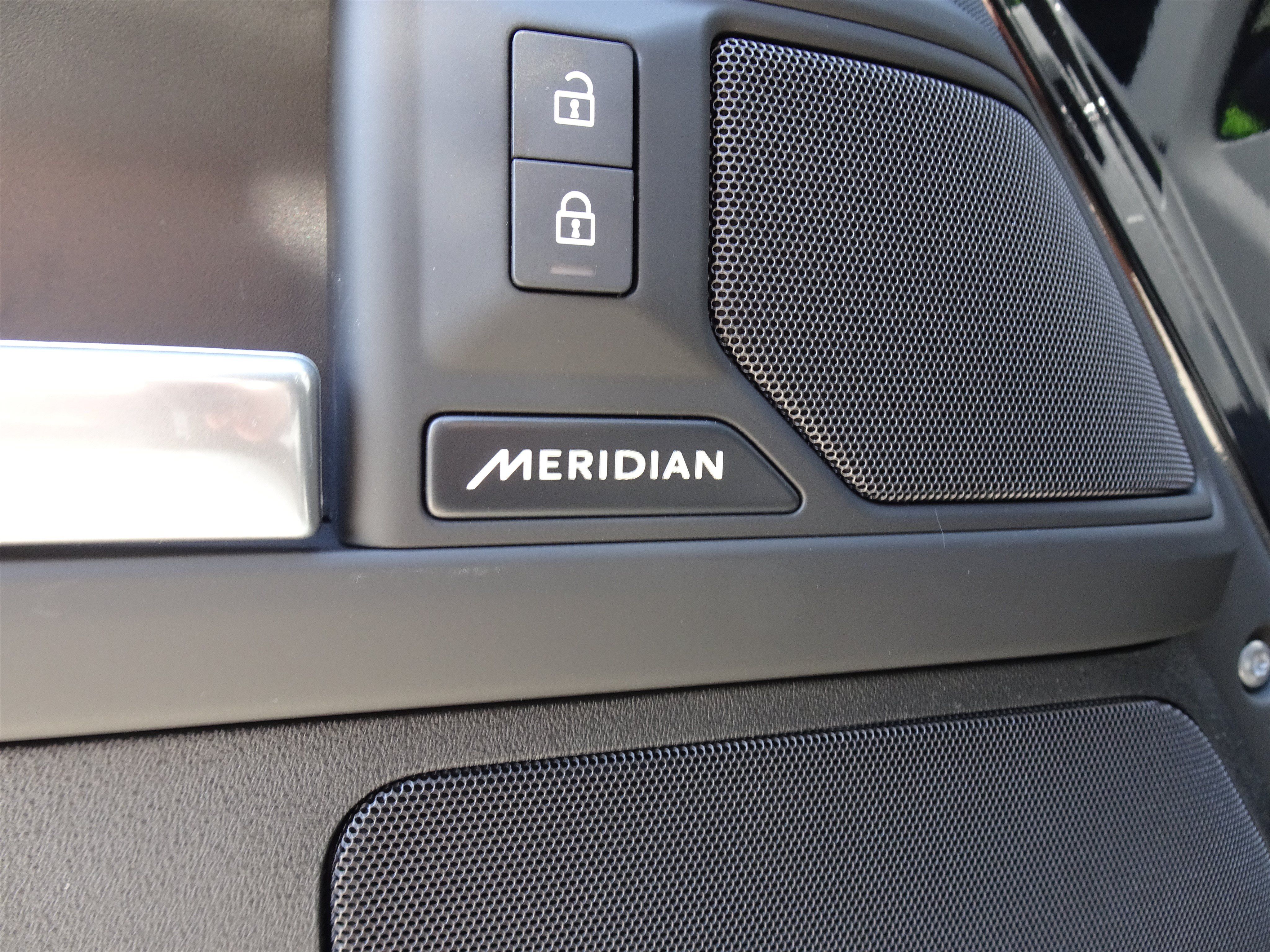 Certified 2025 Land Rover Defender 110 S AWD/4WD image 21