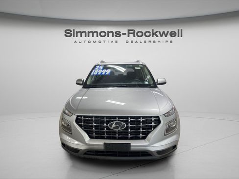 Used 2025 Hyundai Venue SEL FWD image 8