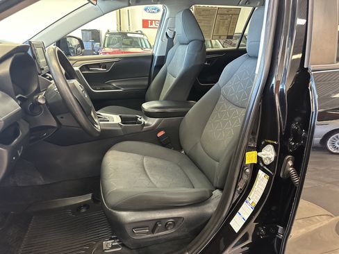 Used 2021 Toyota RAV4 XLE image 4