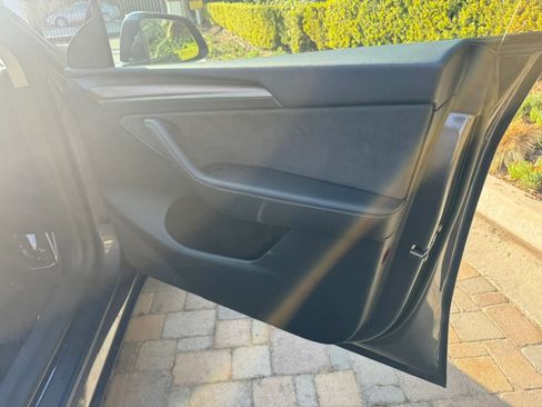 Used 2024 Tesla Model Y Long Range AWD/4WD image 44