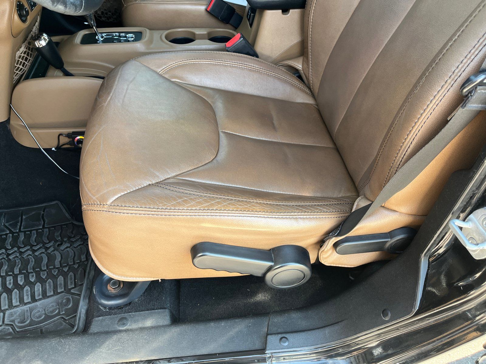 Used 2013 Jeep Wrangler Unlimited Rubicon w/ Connectivity Group AWD/4WD image 14