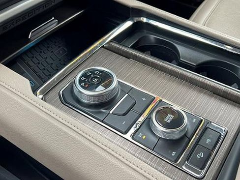 Used 2024 Ford Expedition Limited image 22