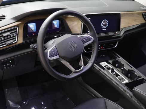 Used 2025 Volkswagen Atlas SE w/ Panoramic Sunroof Package image 6